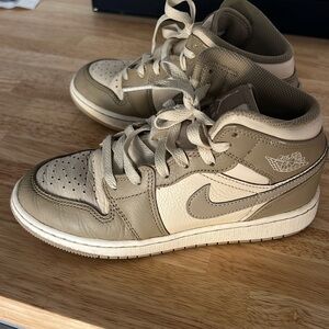 Kids Jordan’s size 4